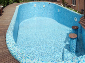 General view of the pool from which the water is completely drained