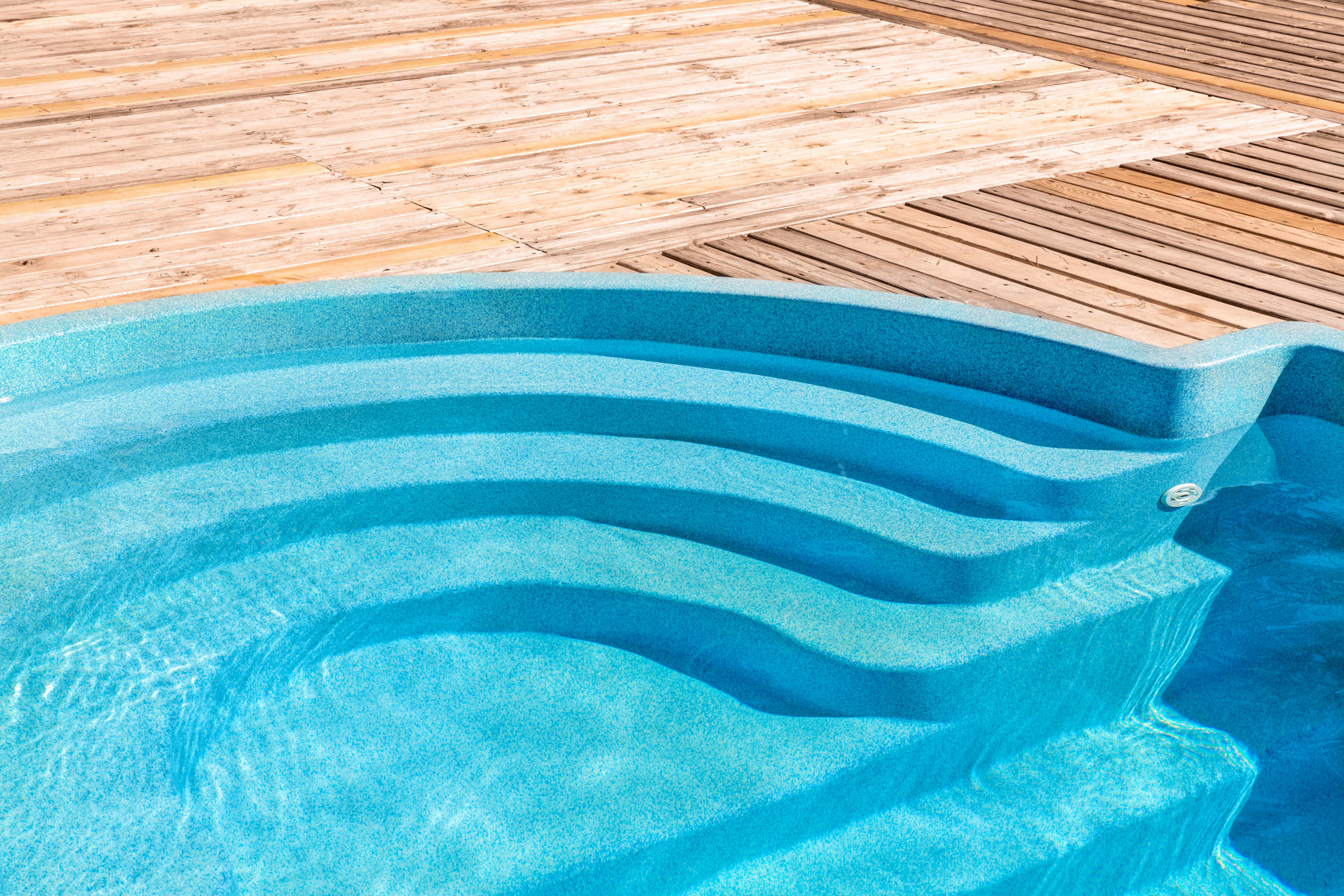 Swimming pool with an insulated surface, designed to minimize heat loss and improve energy efficiency